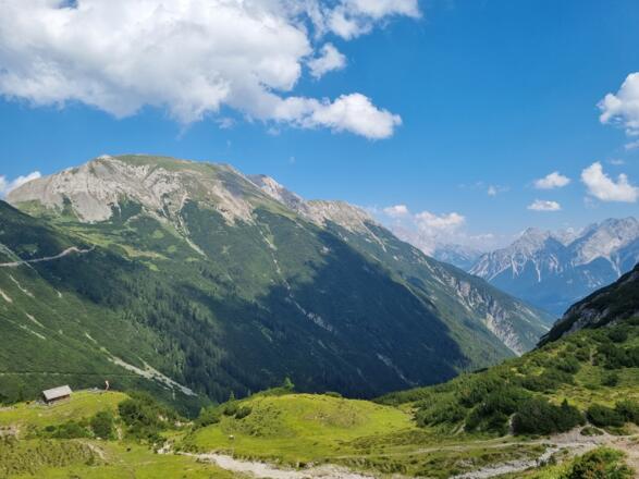 Blick vom Bichlbacher Jöchle zurück zum Massiv der Gartner Wand - der Weg geht oben über den Grat