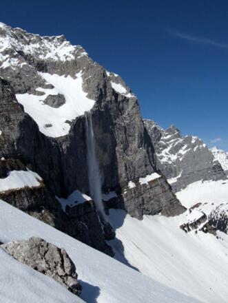 Schon kommen die ersten kleinen Lawinen aus den Eiskarln.