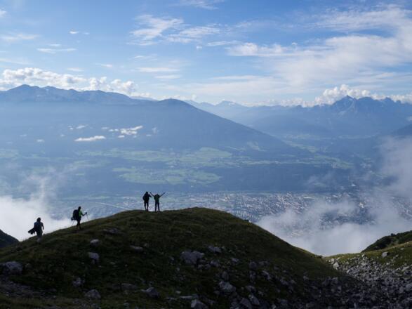 Blick auf das Inntal, den Alpenhauptkamm und das Wipptal von der Arzler Scharte aus