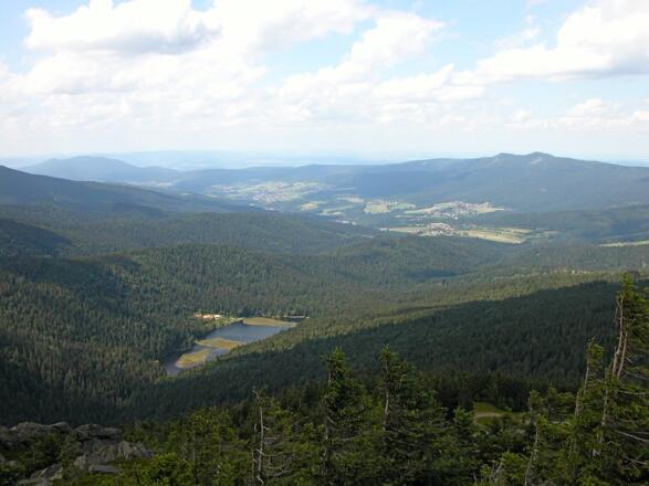 Blick vom Großen Arber zum Kleinen Arbersee und Lamer Winkel mit Osser