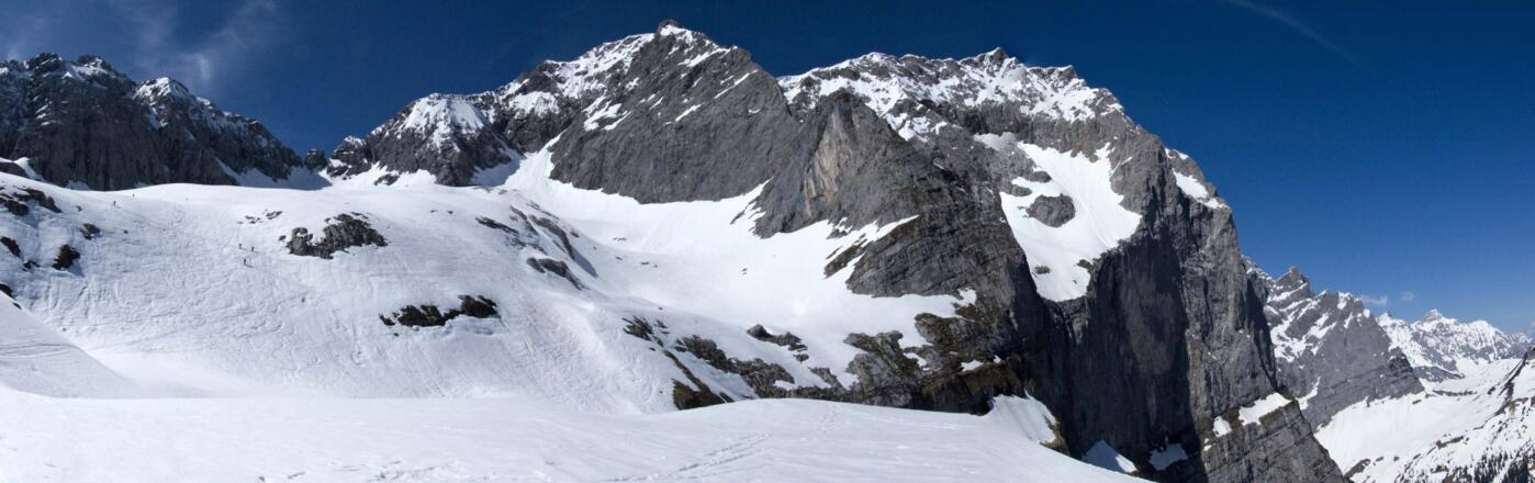 In der linken Bildhälfte sieht man die Steilstufe, rechts die Eiskarlspitze.