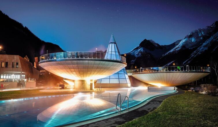 Aqua Dome bei Nacht