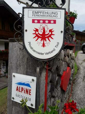 Alpine Gastgeber und  4 Edelweiss