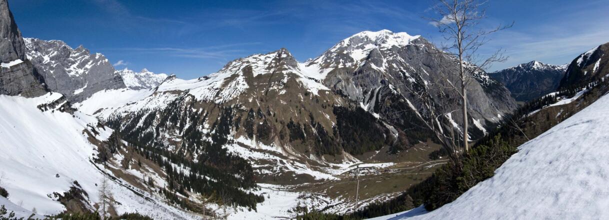 Ein Panoramarückblick auf Laliderer Wände, Hohljoch, Gumpenspitze, Gamsjoch, Kompar und den Enger Grund