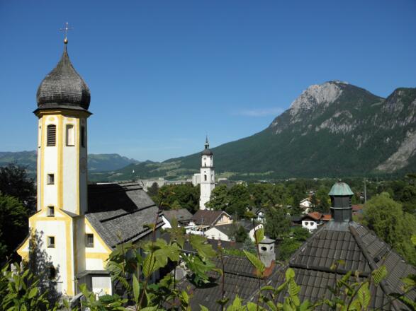 Blick über Kiefersfelden mit seiner Pfarrkirche und dahinter dem Zahmen Kaiser