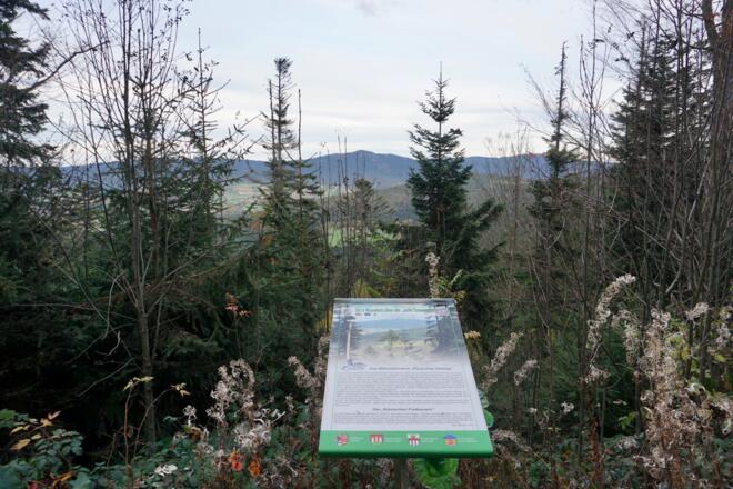 Glas-Infotafel mit Blick zu Osser und Zwercheck