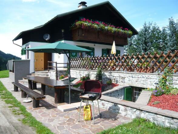 Hütte mit Grillplatz