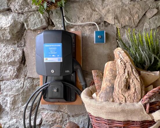 Strom ist 100% aus erneuerbare Energie. 2 Wallboxen / Ladestation für die E-Autos  und  2 für  E-Bikes vorhanden