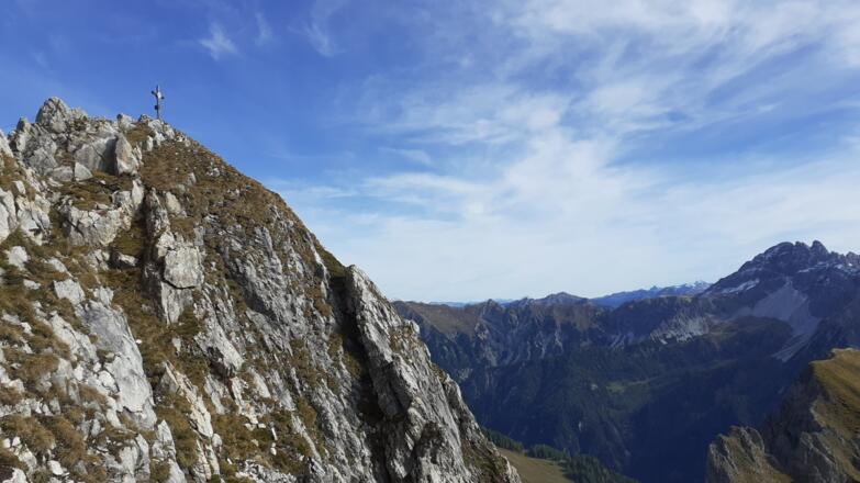 Draugsteinkreuz in Sicht, rechts Radstädter Tauern