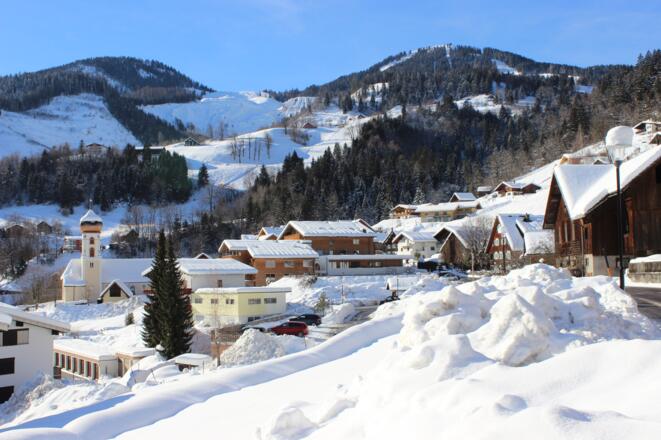 Tief verschneites Ortszentrum von Bürserberg