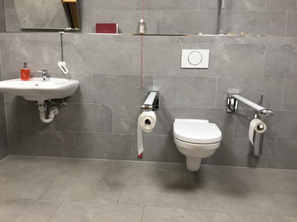 Rollstuhltoilette vorhanden