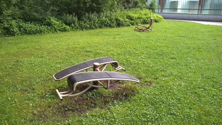 Geräte beim Seiteneingang des Stadions