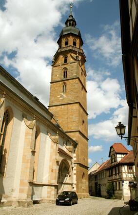 Der Turm der Stadtpfarrkirche von Bad Königshofen dient uns als Orientierungspunkt.