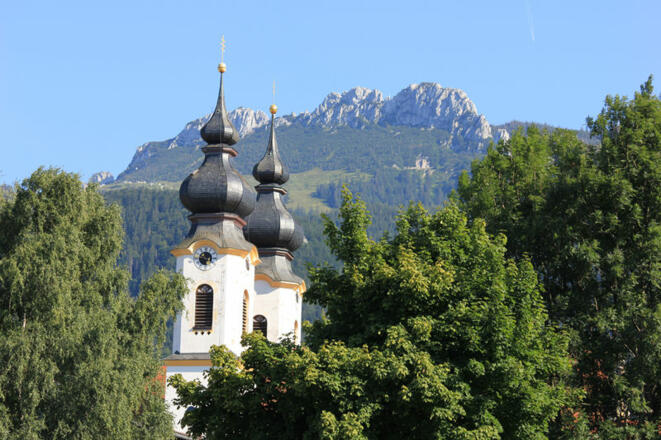 Kirchtürme mit Kampenwand im Hintergrund