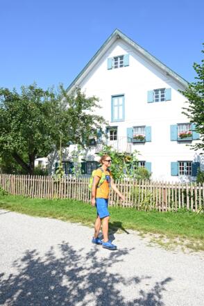 Wanderin vor dem Bauernhofmuseum Jexhof