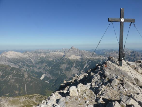 Gipfelkreuz der Urbleskarspitze - links davon Hochvogel