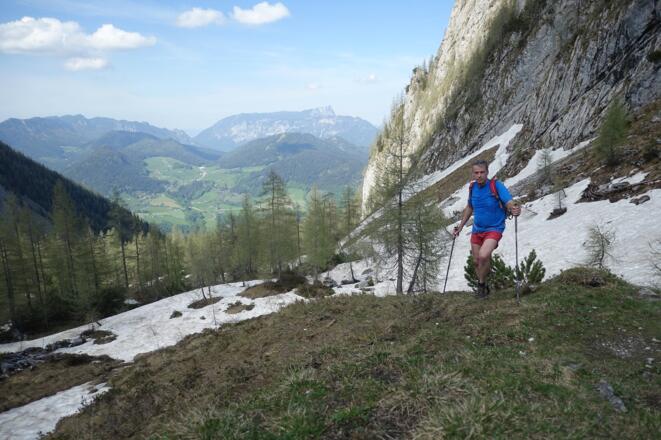 In der Hochalmscharte öffnet sich der Blick auf den Abstieg und zum Untersberg.