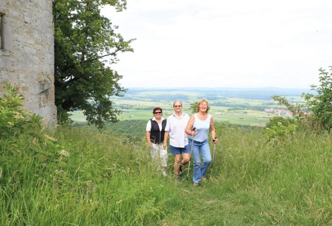Wanderer bei der Ruine Strauf bei Straufhain