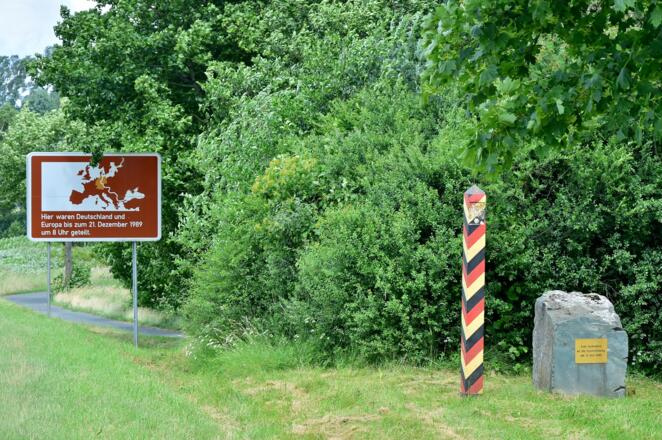 Gedenktafel und Grenzstele Straße zwischen Nentschau und Posseck