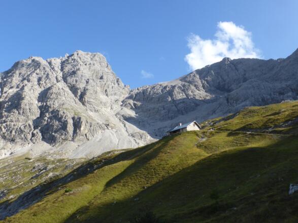Bretterspitze - davor Kaufbeurer Haus