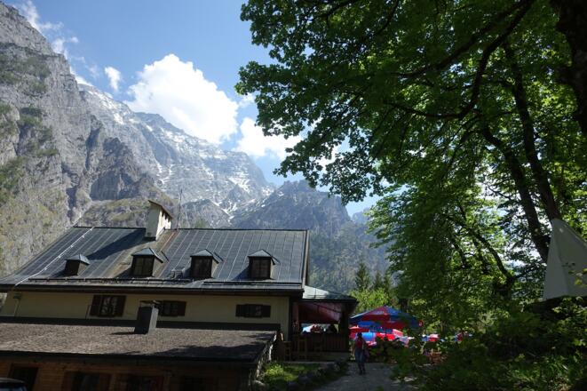Geduckt unter der Watzmann-Westwand lädt das Wimbachschloss zur Einkehr.