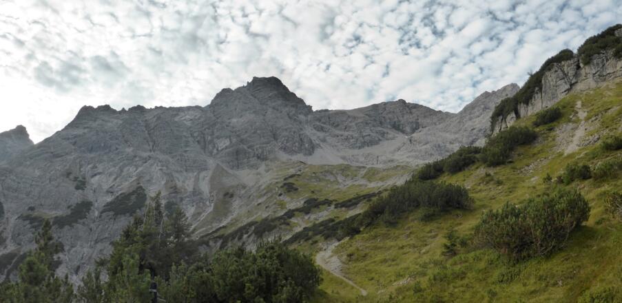 Die Bretterspitz zeigt sich zum ersten Mal - halbrechts