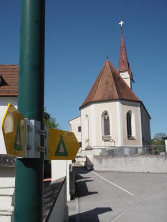 Pfarrkirche Holzhausen mit Benedikt-Hinweisschild