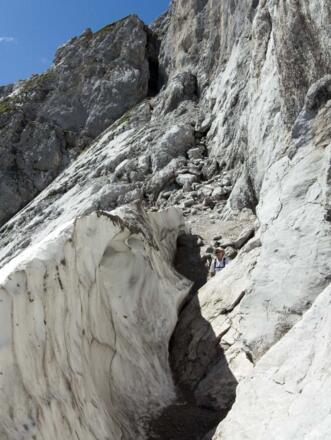 Unter der Lamsenspitz-Ostwand wird es erstmals grimmig ...