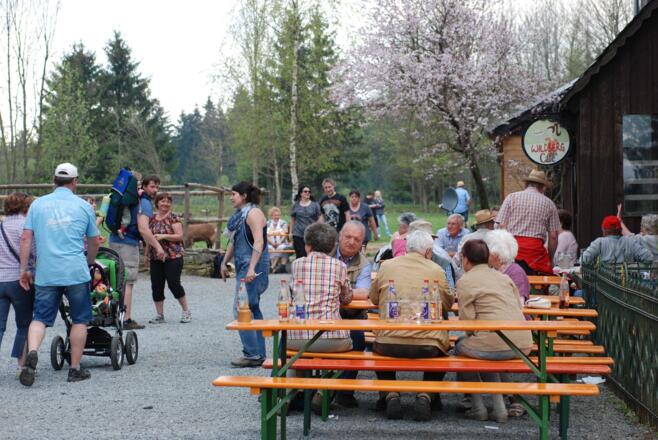 Ausflugsbiergarten für Wandrer, Spaziergänger und Radfahrer - Wildbergcafé - Tettau