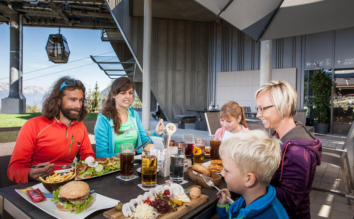 Familien Brunch in der Halbzeit an der Mittelstation der Jennerbahn