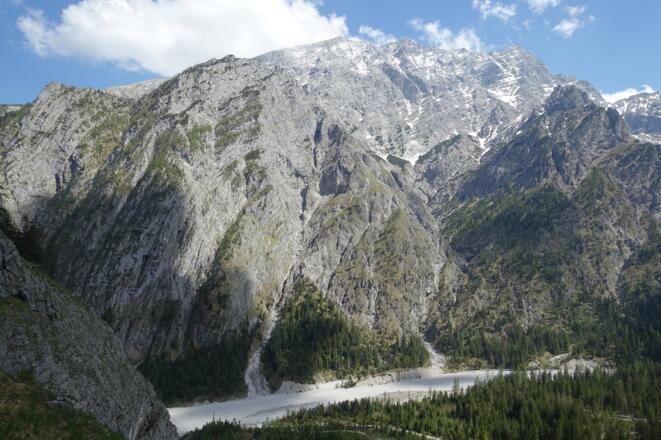 Die riesige Westwand des Watzmann dominiert den Ausblick beim Aufstieg.