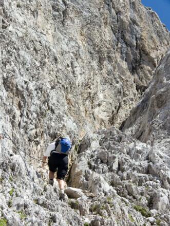 In der gefährlichen Rinne am Einstieg in den Klettersteig darf man nicht stehen bleiben.