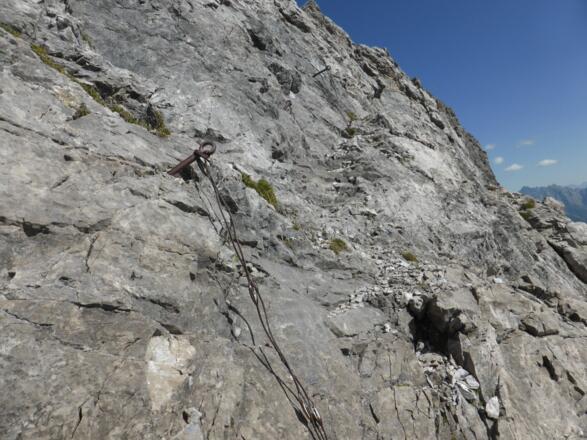 Unbrauchbare Sicherung beim Aufstieg zur Scharte zwischen Gliegerkar- und Bretterspitze