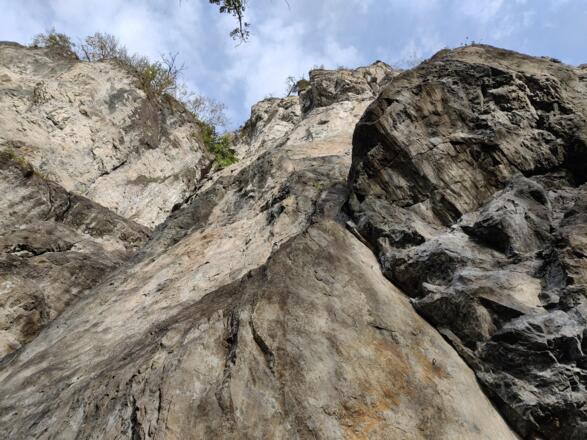 Hängender Stein, Wand