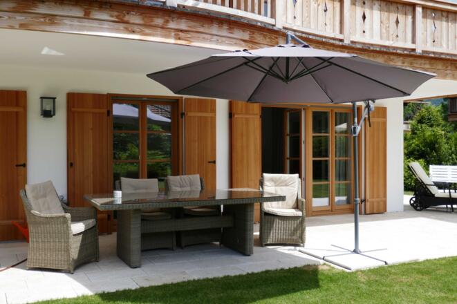 3 Zi Suite, Terrasse mit großem Tisch, Sonnenliegen & Schirm