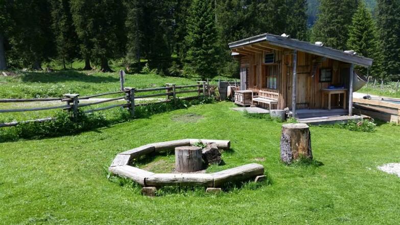 Großer Garten mit Hütte