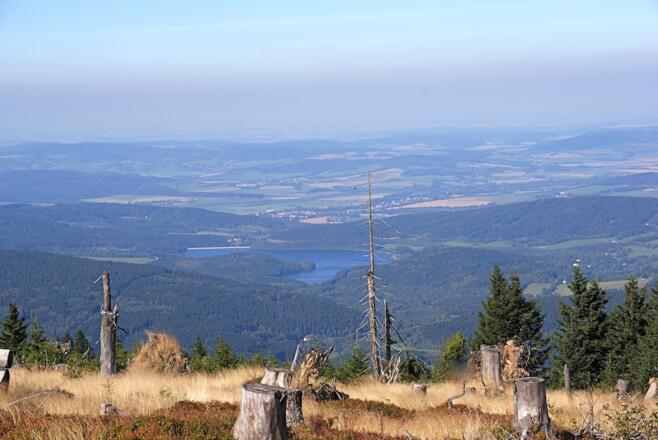Blick vom Grenzkamm zum tschechischen Nirsko-Stausee