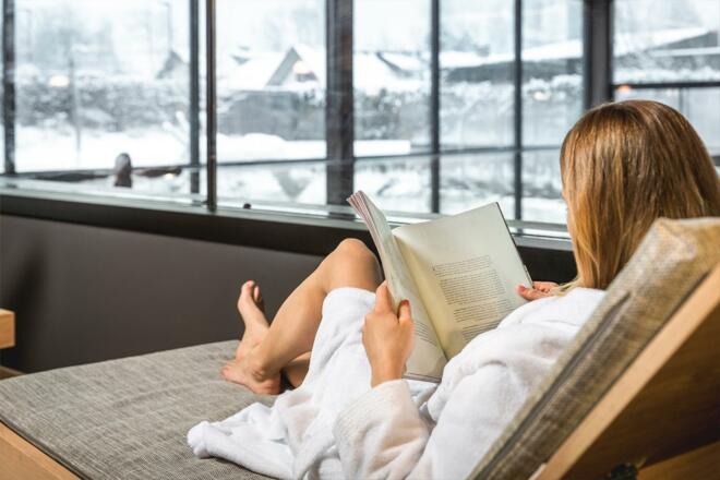 Ruheraum mit Blick ins Hallenbad