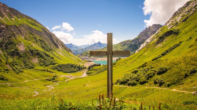 Unser Holzkreuz mit Blick vom Materialseilbahn-Haus gleich neben der Ravensburger Hütte zum Spullersee