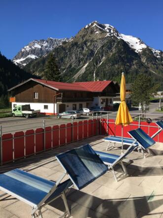 Sonnengebadet im Hallenbad