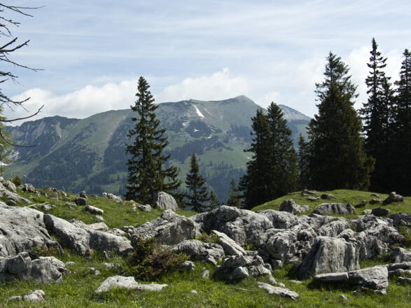 In der Nachbarschaft des Schmalegger Jochs ragt das Hintere Sonnwendjoch auf.
