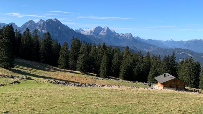 Rehbergalm und Blick nach Westen