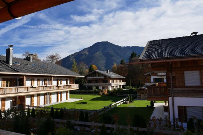 2 Zi Suite, Ausblick in den Garten und auf den Wallberg