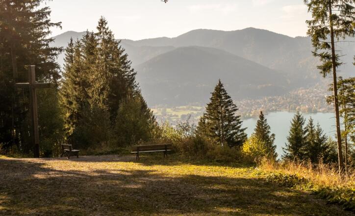 an der Bank beginnt der schmale mit Serpentinen gespickte PFad.