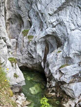 Der erste Abschnitt der Bergtour führt durch die Kaiserklamm ...