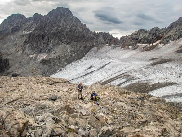 Wir erreichen das felsige Plateau am Fuße des Luibiskogel. Wer nicht bis hoch zum Gipfel mag, kann hier warten. Im Hintergrund ist der Hauerferner zu sehen.