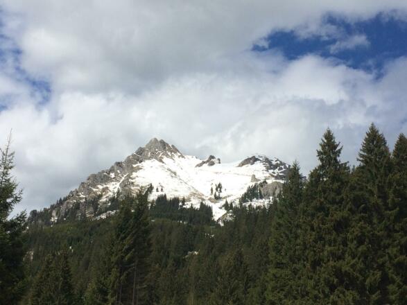 Die Kissinger Hütte sieht man schon von unten, der Weg zum Gipfel deutlich verschneit
