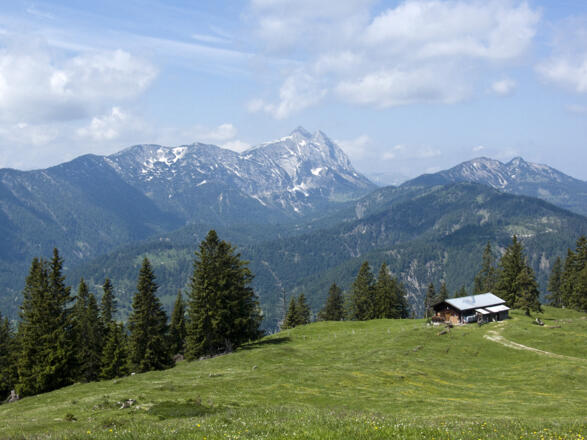 Die Obere Schmaleggalm mit Guffert und Schneidjoch