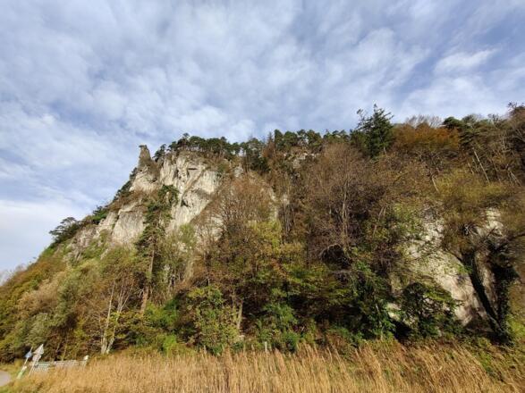 Hängender Stein von unten