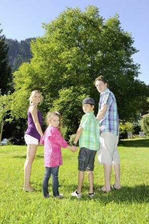 junge Familie im Garten